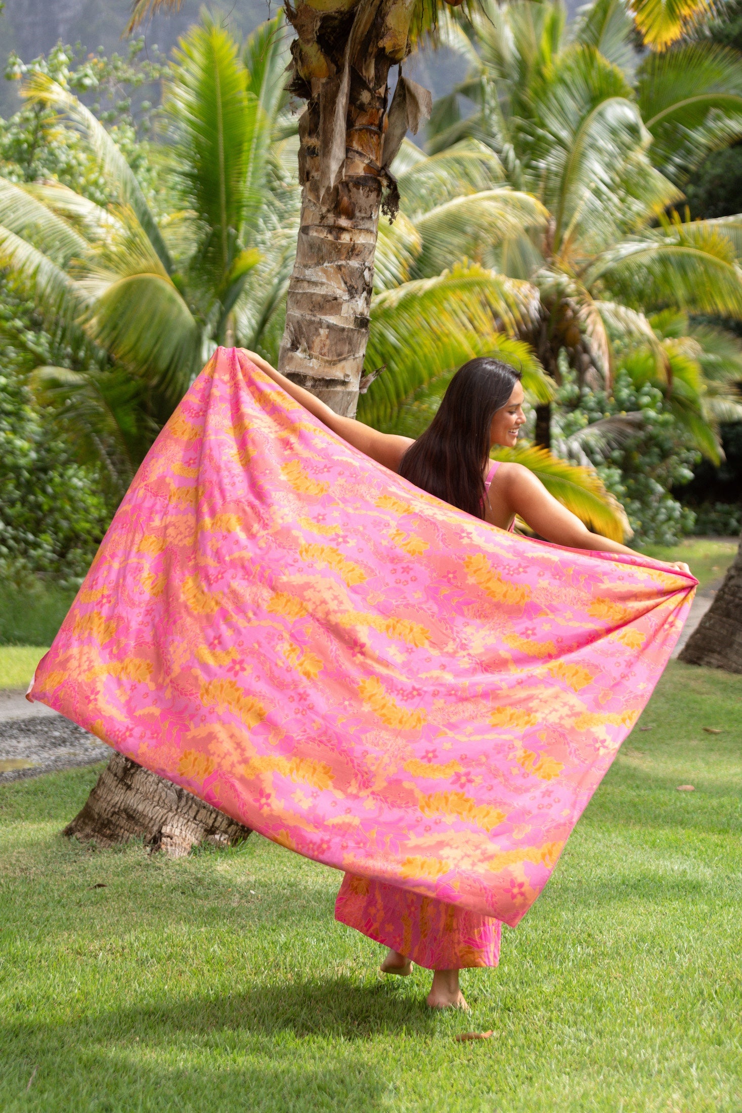 Bright pink pareo with lei pattern