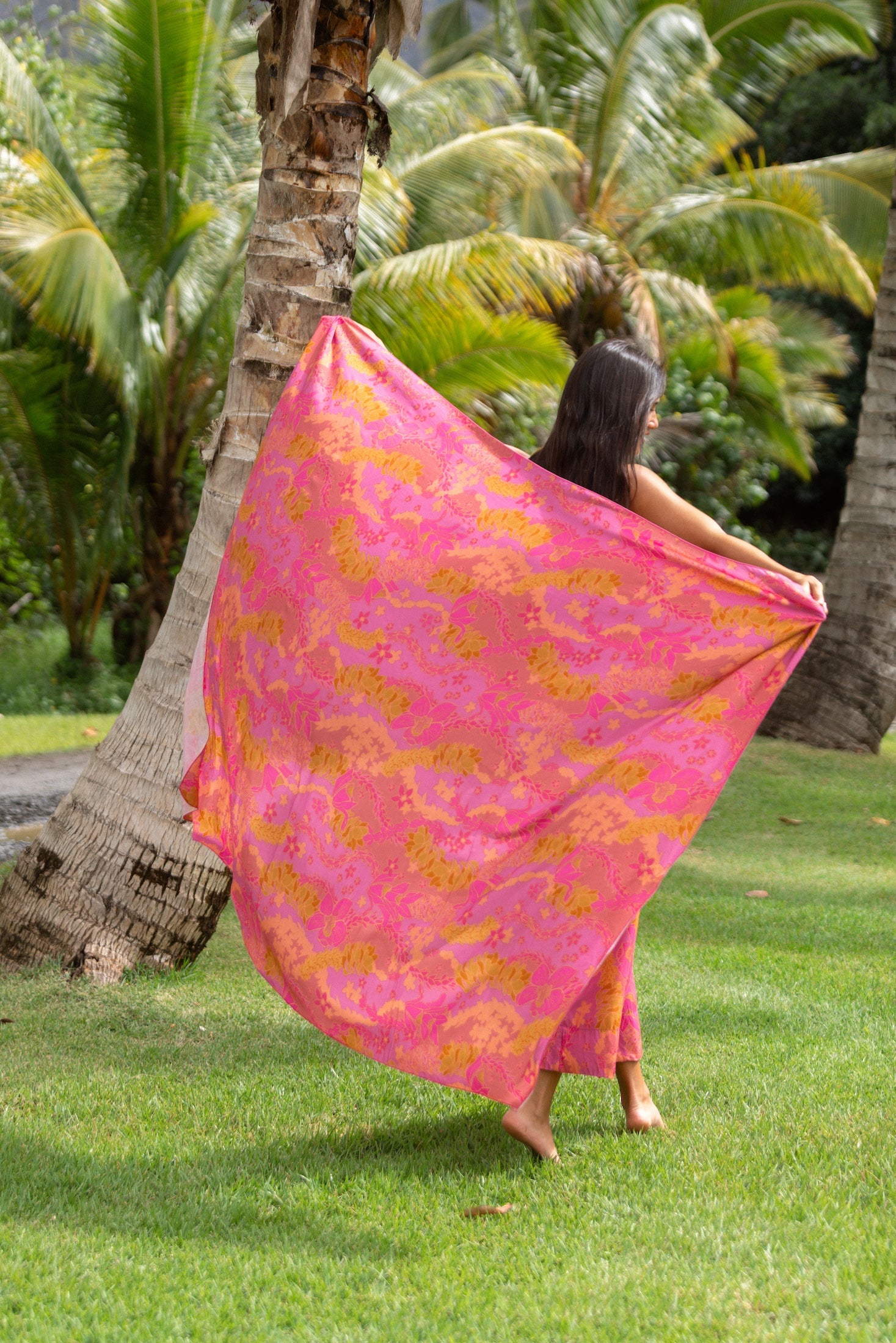Bright pink pareo with lei pattern