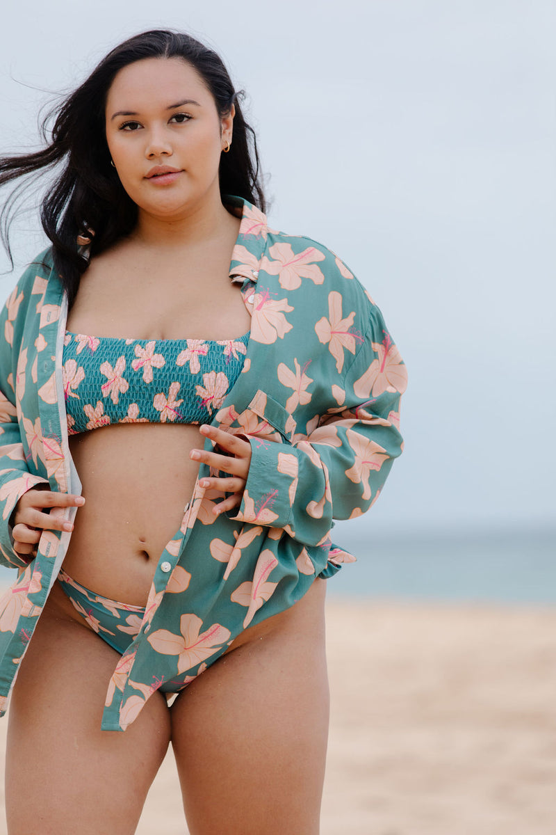 A La Mode Button-Up in Koki'o Blossom (Teal)