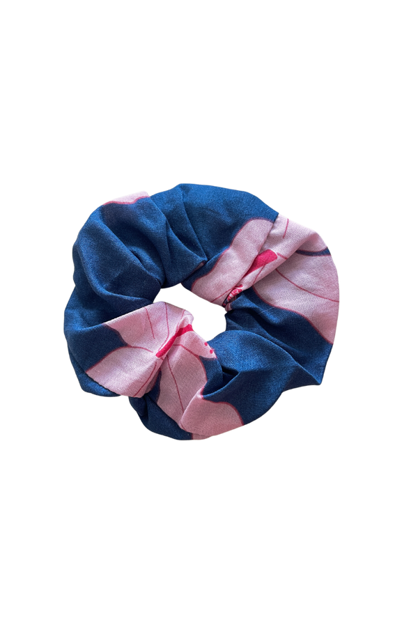 Finish the Look Scrunchie in Koki'o Blossom (Navy)