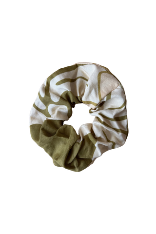 Finish the Look Scrunchie in Naupaka Garden