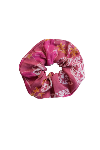 Finish the Look Scrunchie in Shells & Pua (Pink)