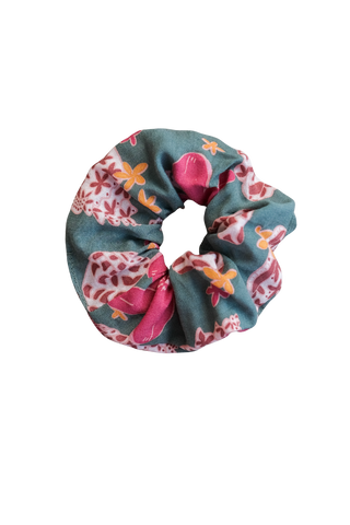 Finish the Look Scrunchie in Shells & Pua (Teal)