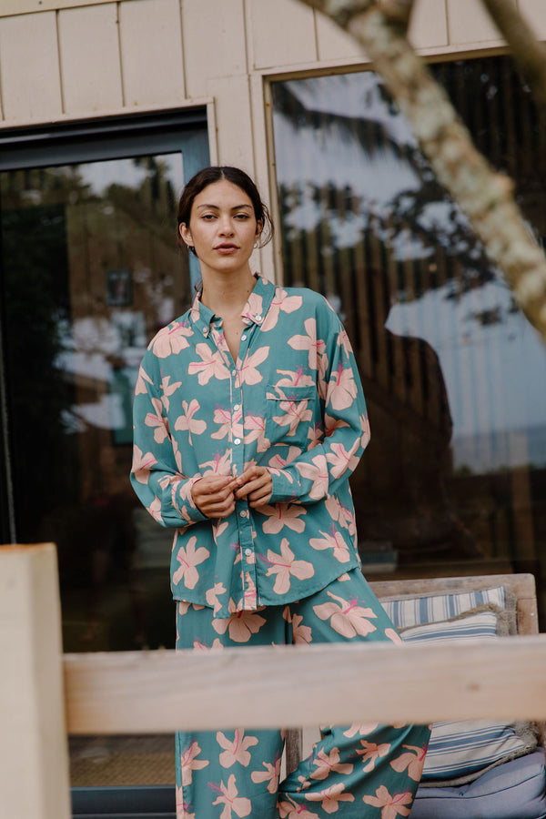 A La Mode Button-Up in Koki'o Blossom (Teal)