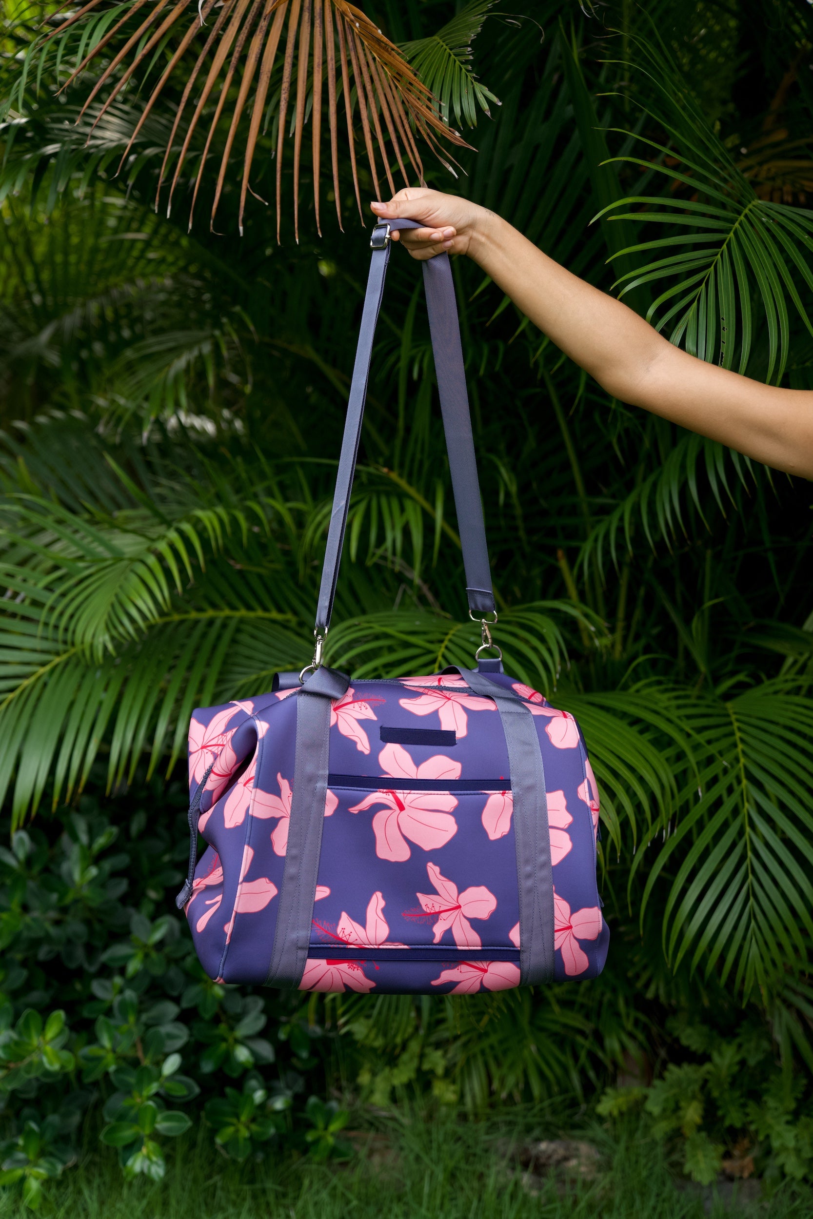 navy blue large travel tote with luggage sleeve, adjustable strap, duster bag, detachable mini pouches, and zipper compartments.