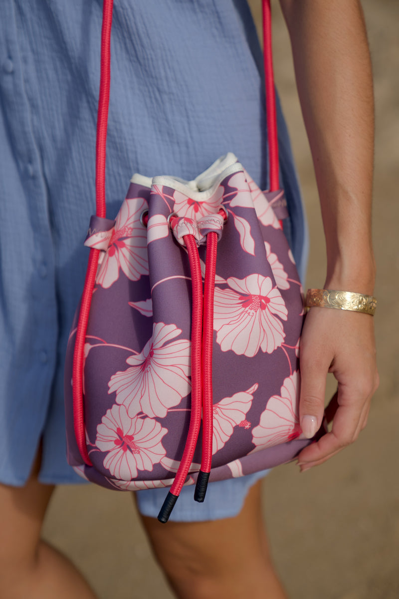 Holoholo Drawstring Purse in Ma'o Hau Hele (Coco)