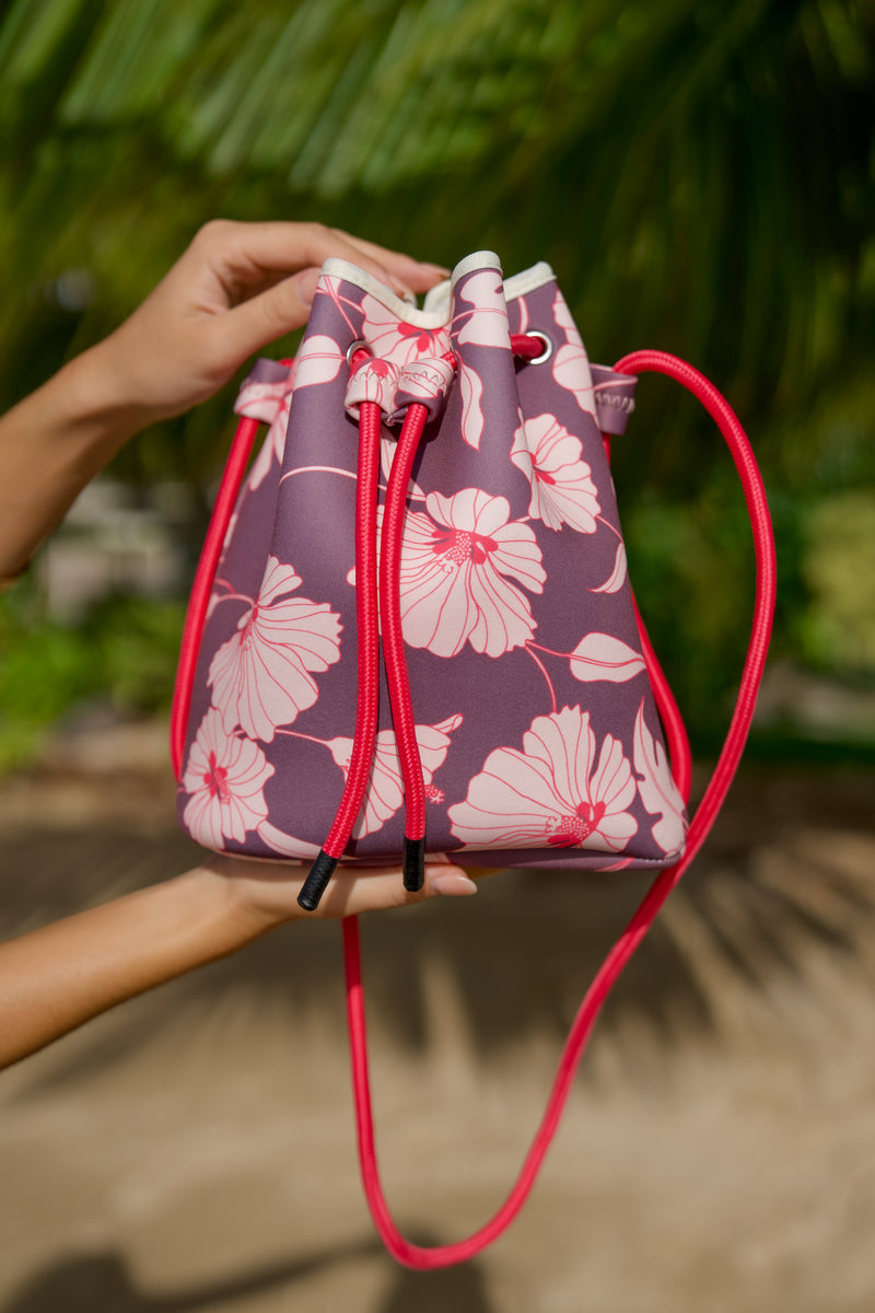 Holoholo Drawstring Purse in Ma'o Hau Hele (Coco)