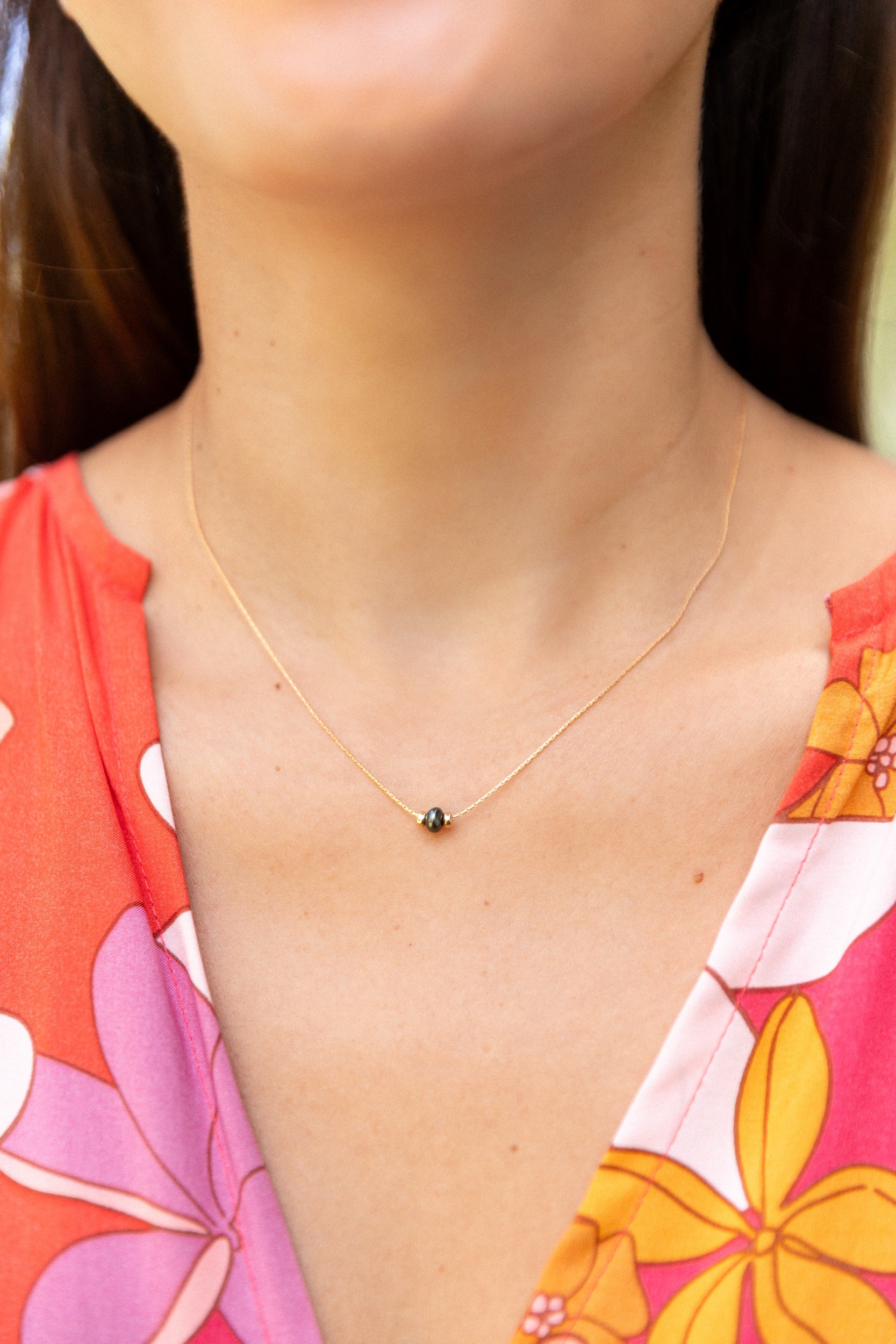 woman wearing keshi pearl snake chain necklace
