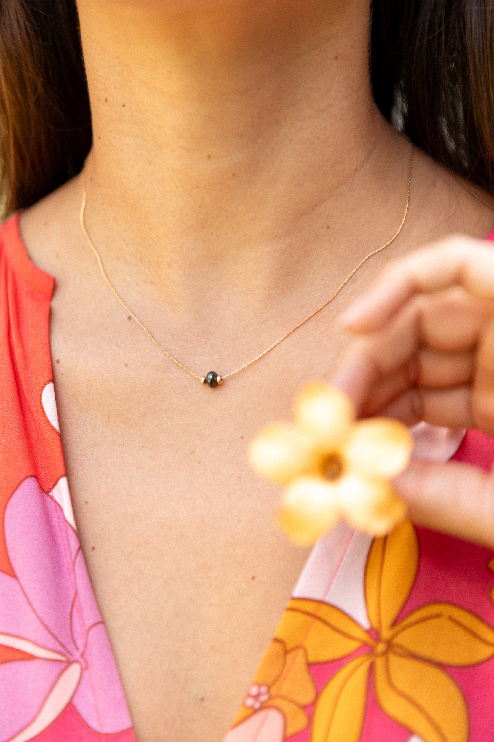 woman wearing keshi pearl snake chain necklace