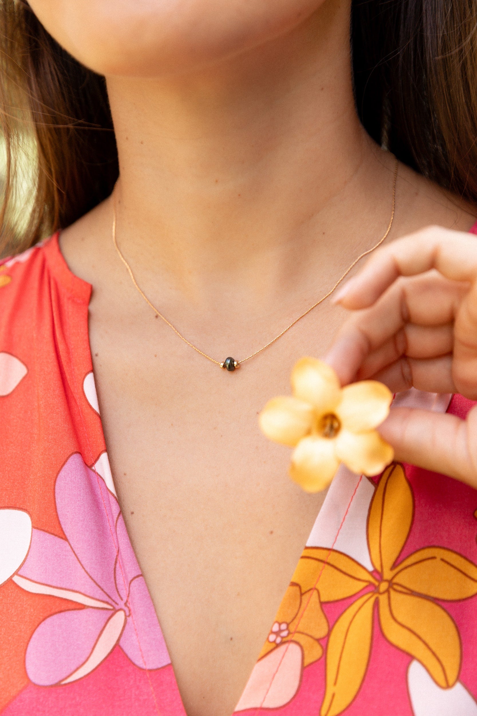 woman wearing keshi pearl snake chain necklace