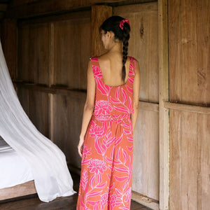 A woman with dark hair wears a YIREH wide legged pant with elastic waistband. It is the Elodi Pant in the Garden 'Awapuhi print. 