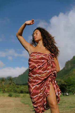Pareo in Lei Stand (Honua)