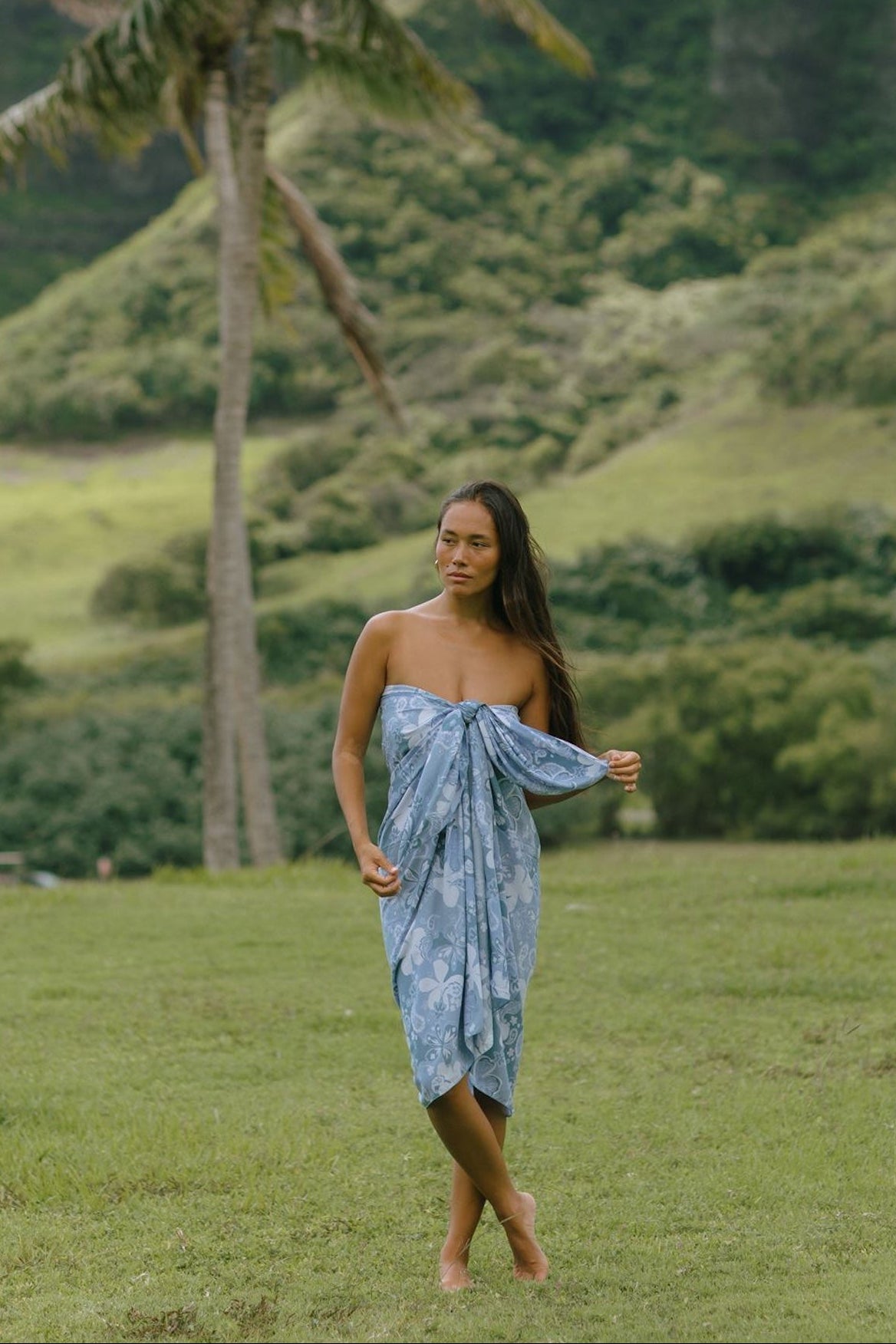 woman wearing blue paisley print pareo