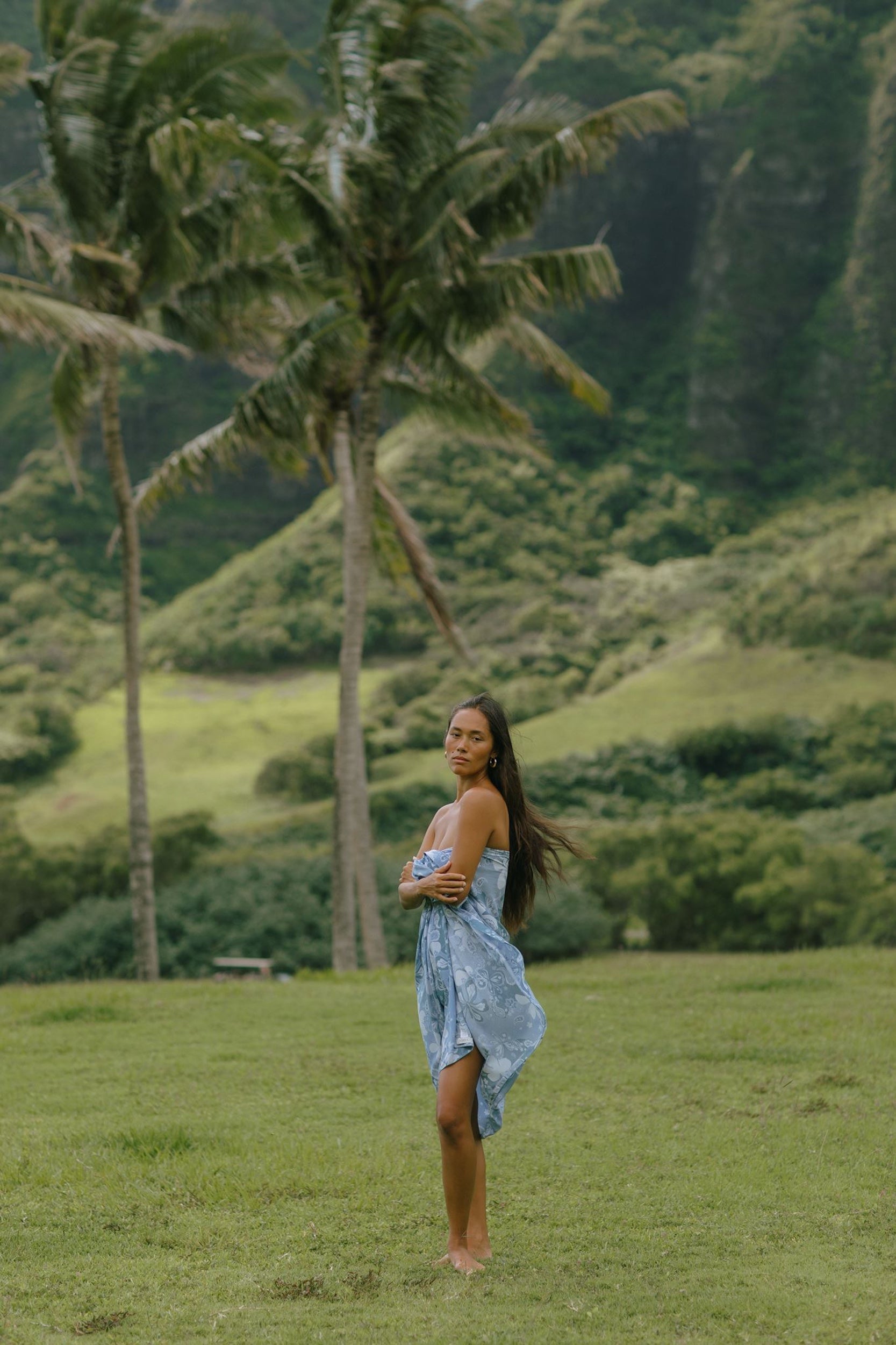 woman wearing blue paisley print pareo