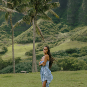 woman wearing blue paisley print pareo