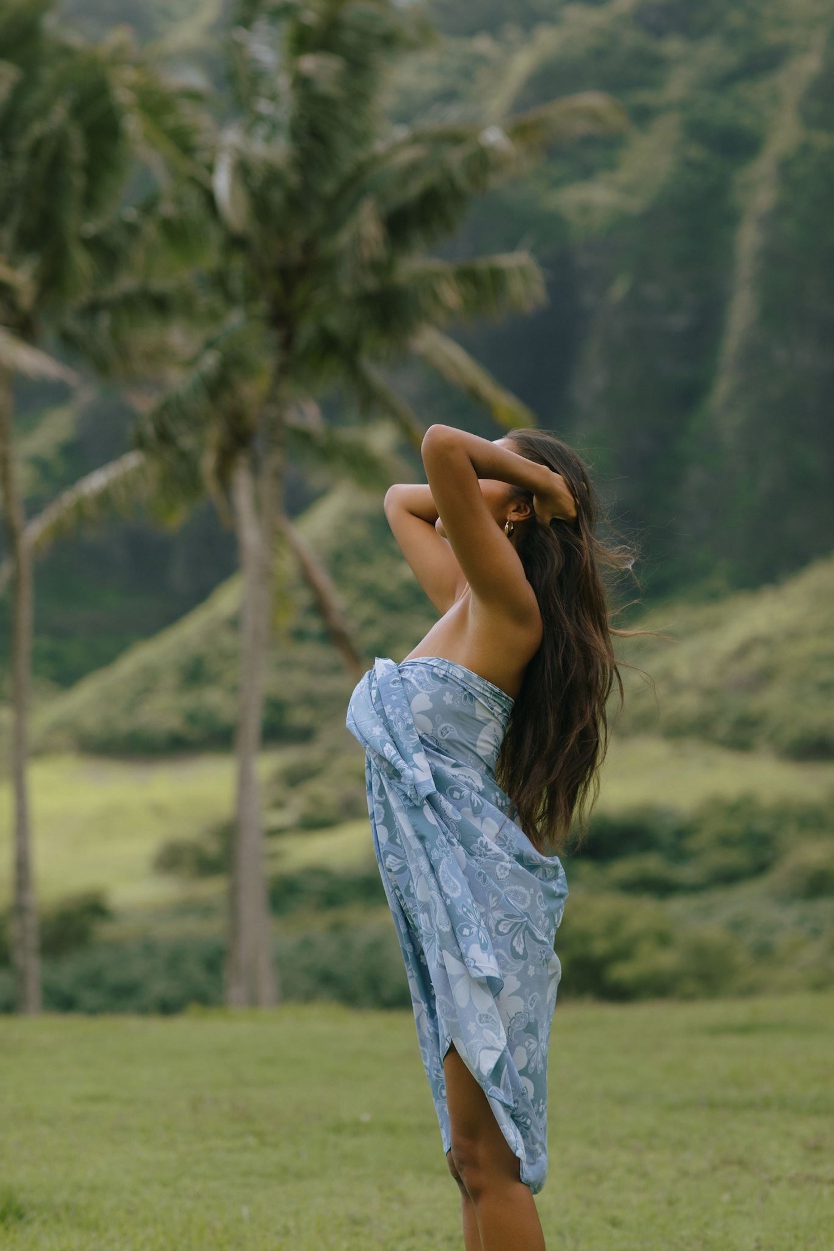 woman wearing blue paisley print pareo