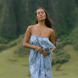 woman wearing blue paisley print pareo
