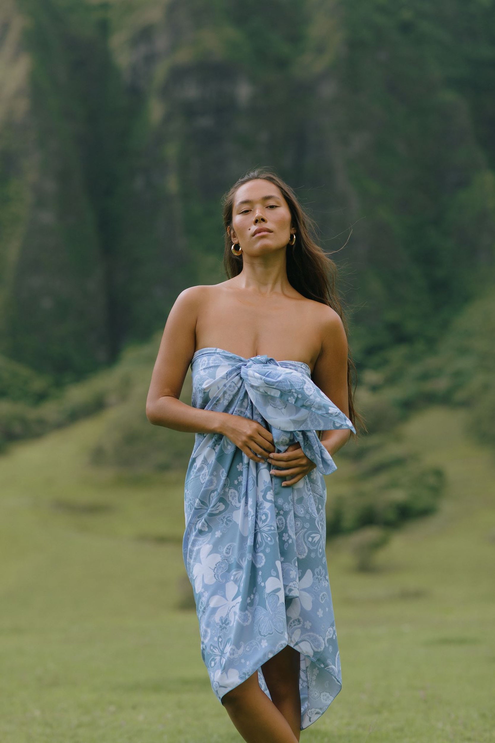 woman wearing blue paisley print pareo