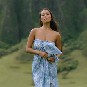 woman wearing blue paisley print pareo
