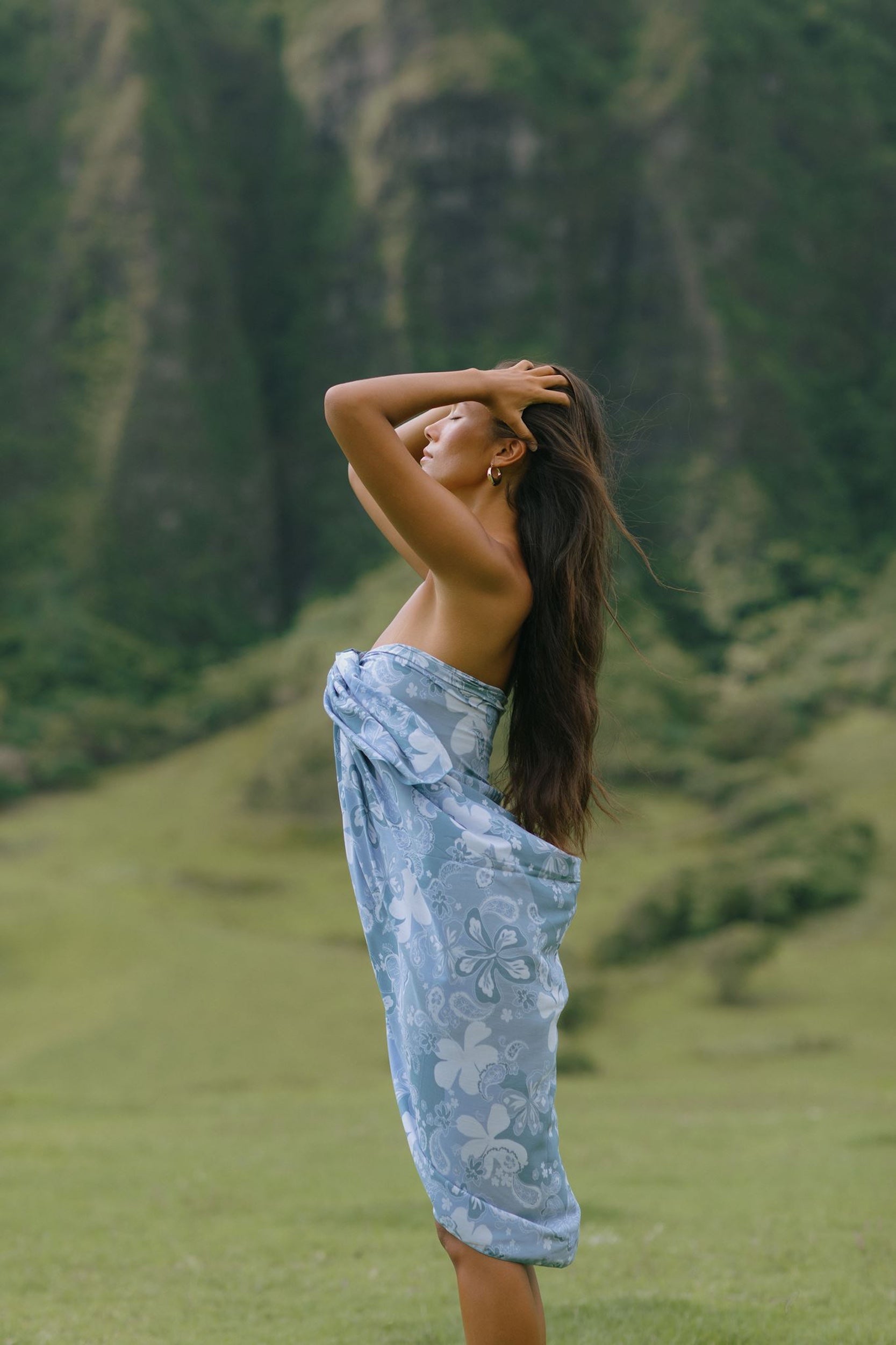 woman wearing blue paisley print pareo