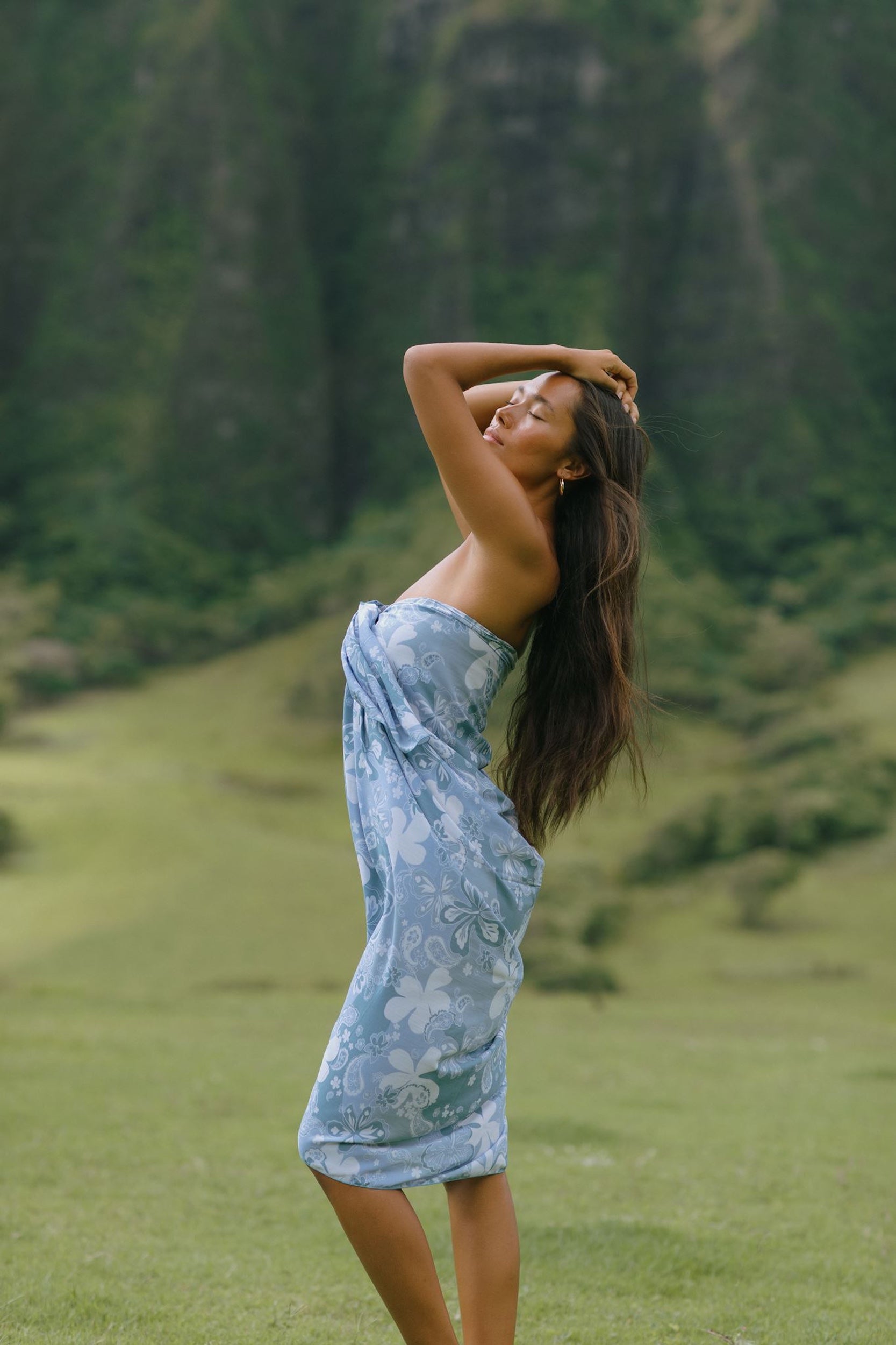 woman wearing blue paisley print pareo