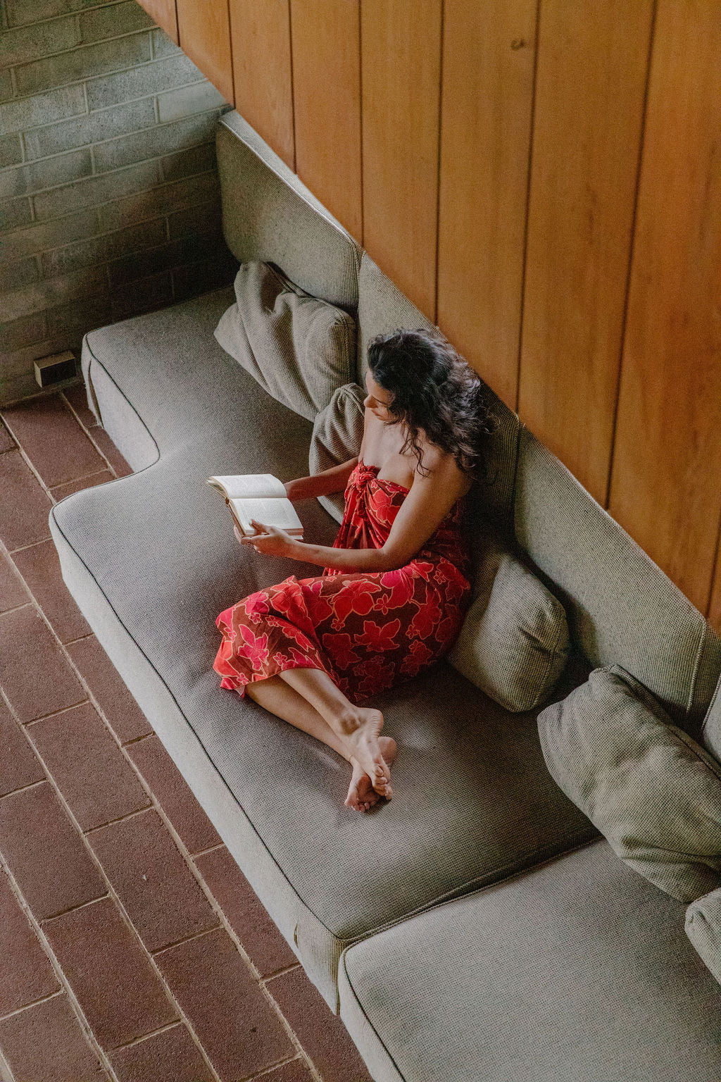 woman wearing retro pareo with vibrant pink pua pattern