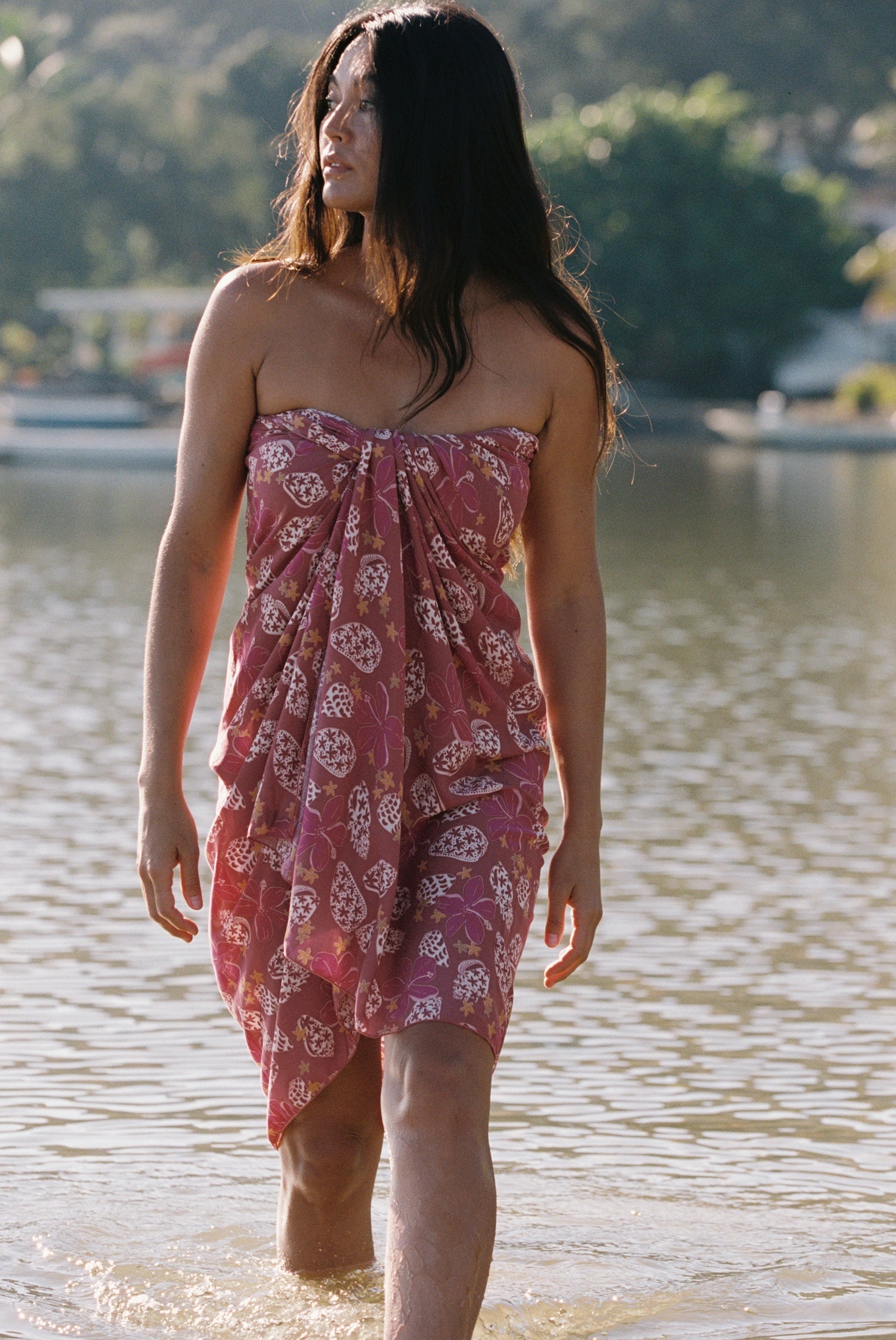 woman wearing a pareo wrap with shella and pua print in pink