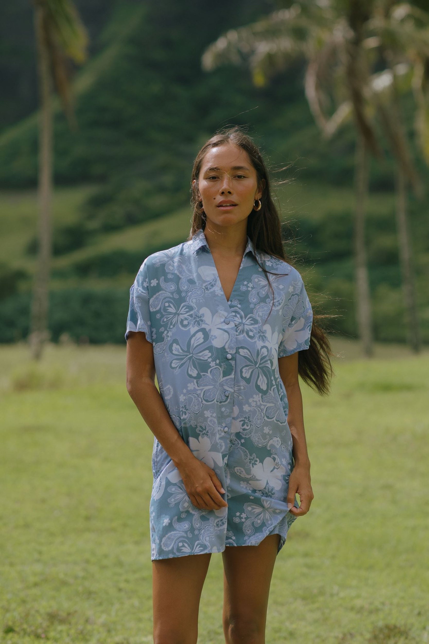 woman with brown hair wearing blue paniolo print collared button down dress