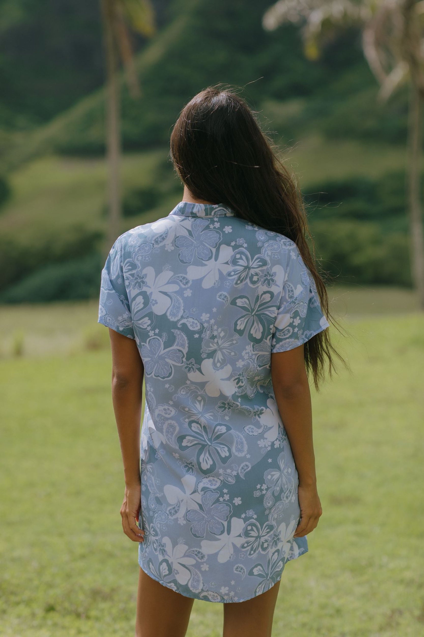 woman with brown hair wearing blue paniolo print collared button down dress