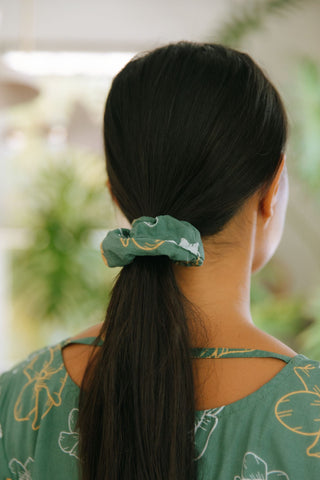 Finish the Look Scrunchie in Pua Kenikeni (Lush)